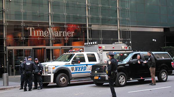 El edificio de Time Warner en Manhattan custodiado por la Policía de Nueva York luego de recibir amenazas. Foto Humberto Arellano