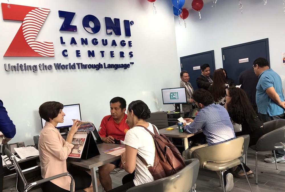 Jacqueline Paz, a la izquierda, registrando nuevos estudiantes de inglés en ZONI Language de Newark.