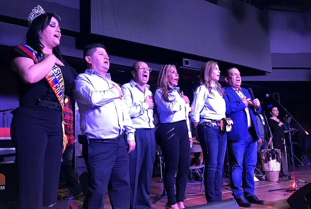 En la tarima, desde la izquierda, Oshi Arzuátegui, Osman Pineda, Horacio Poveda, Mayo de la Rosa, María Isabel Nieto y José Cruz, gerente de LaBoom.
