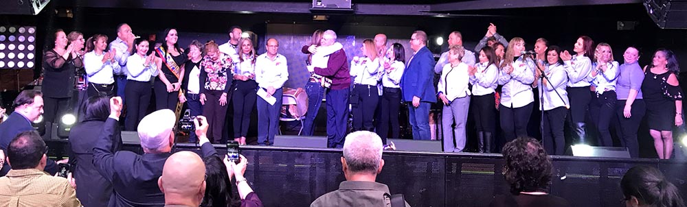 Al centro, el abrazo del cura Fernando Echeverry a la cónsul general María isabel Nieto. Foto Javier Castaño