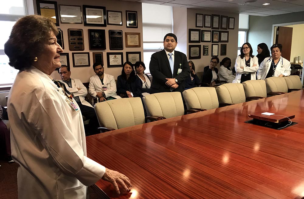 Jasmin Moshirpur, CMO del Hospital Elmhurst, y Israel Rocha, CEO, felicitando al equipo que salvó la vida a la madre Dahiana Trinidad y su hija Dahielyn. Foto Javier Castaño 