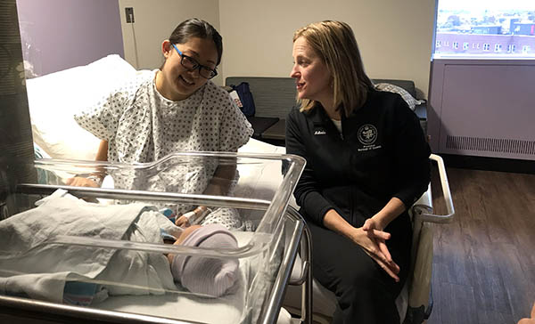 La presidenta Melinda Katz visita a Vivian Chen y su bebé recién nacido en uno de los cuartos renovados para comodidad de las madres que dan a luz en el Hospital Elmurts de Queens. Foto Javier Castaño