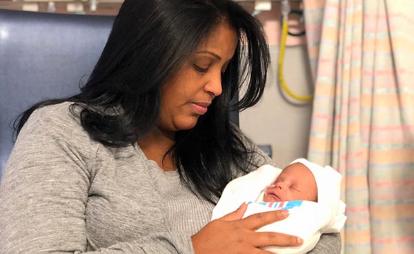 Hospital Elmhurst celebra el haber resucitado a madre latina