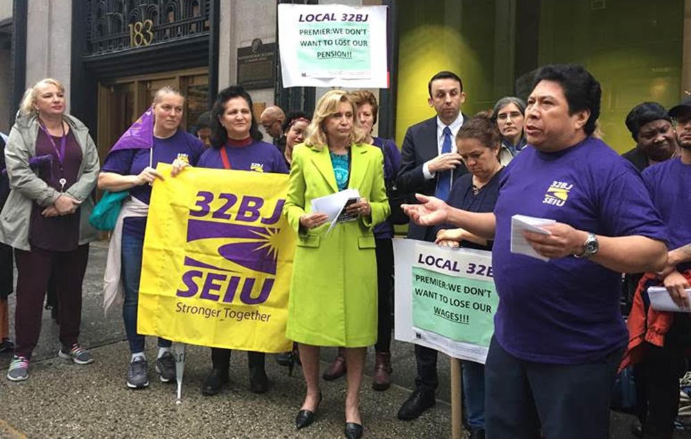 Miembros de la local 32BJ y políticos locales se han manifestado frente al edificio