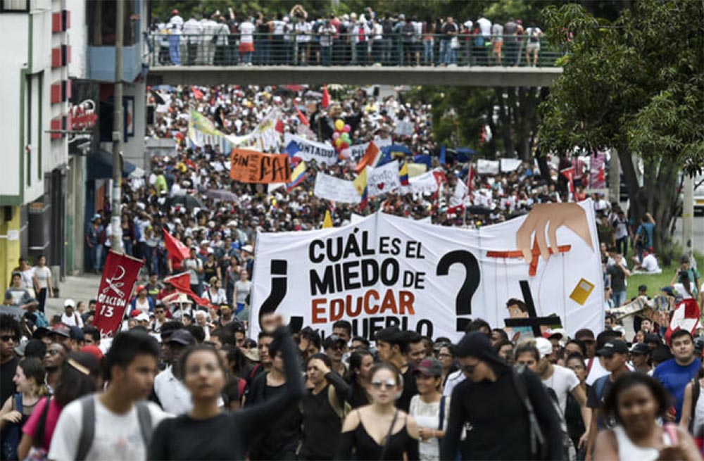Estudiantes universitarios en las calles de Colombia.