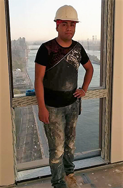 Pablo Sen Calet en la ventana de un edificio en Nueva York. Foto Gloria Medina