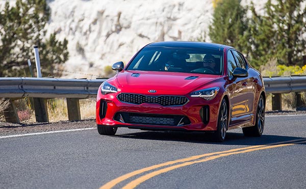 Kia Stinger es pequeño pero picoso