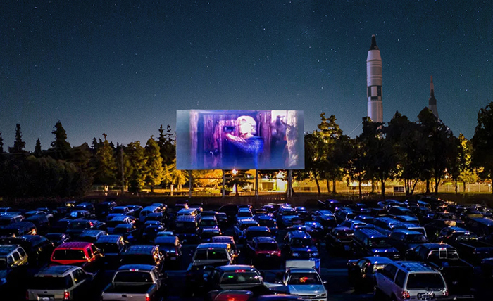 Cine clásico en estacionamiento del Parque Flushing
