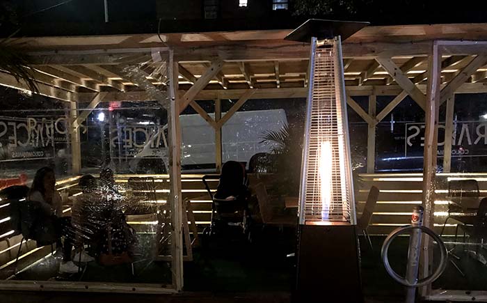 Restaurantes usan calentadores contra el frío en la calle