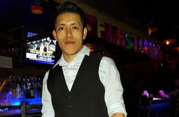 Obrero trabaja por su hijo