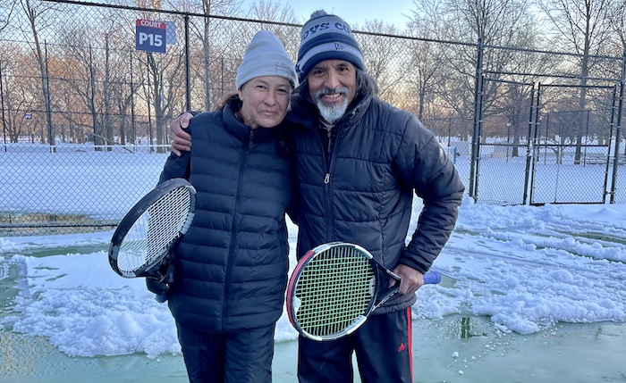 Madre y esposa practica tenis en Parque Flushing