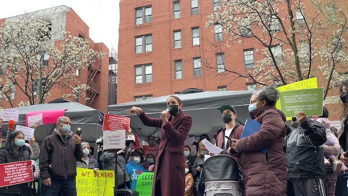 Latinos afectados por incendio en Jackson Heights exigen más ayuda