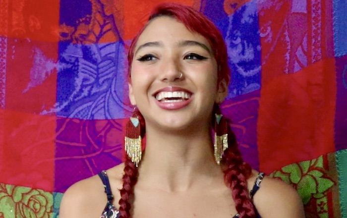 Manuela Agudelo baila por la comunidad