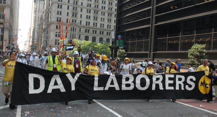 Desfile de trabajadores esenciales