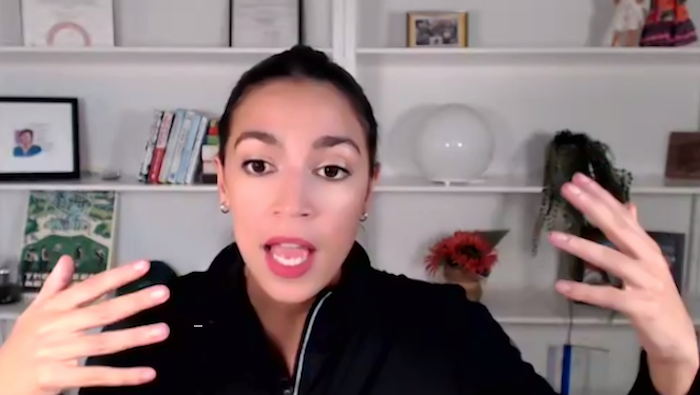 Congresista AOC habla con la comunidad