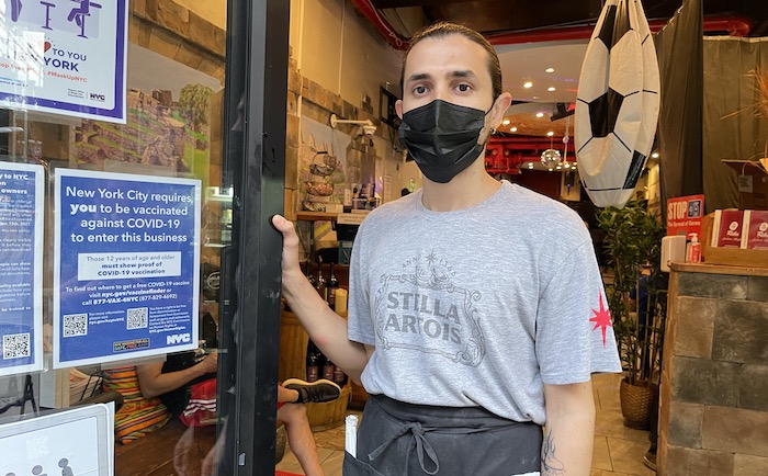 Multas en NY por permitir a no vacunados en recintos cerrados