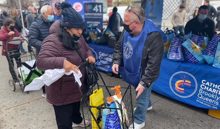 Caridades Católicas distribuye miles de pavos