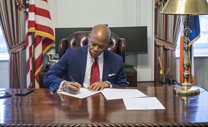 Alcalde Adams: ‘Reduzcan multas a negocios’