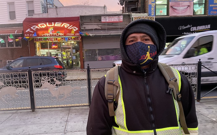 Obrero excava y aplica cemento