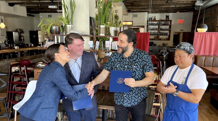 Congresista AOC honra al restaurante Queensboro