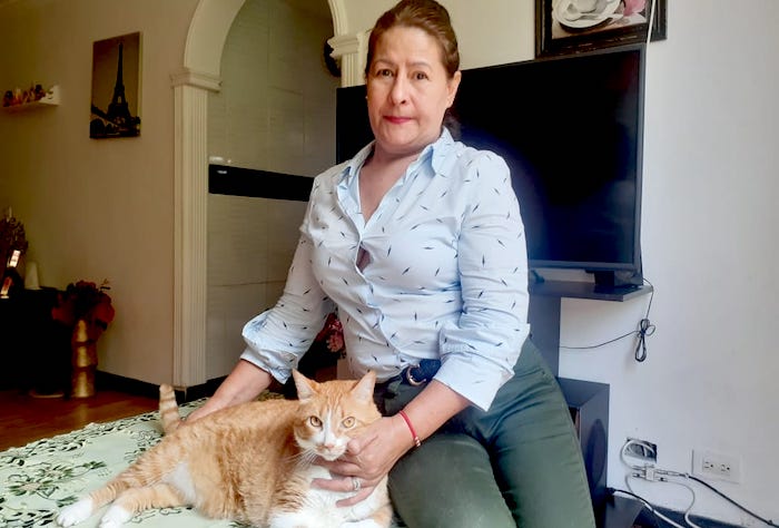 Valenzuela y su gato son inseparables