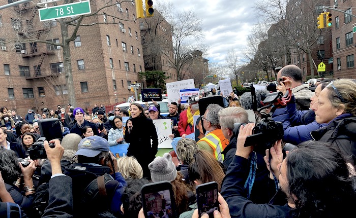 Políticos progresistas buscan firmas de votantes en Jackson Heights