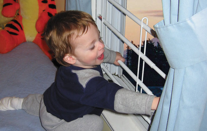 Proteja a los niños con rejas en las ventanas