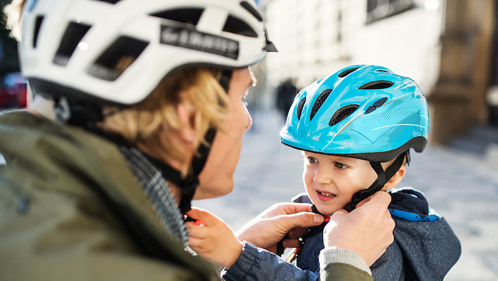 Póngase el casco cuando monte en bicicleta
