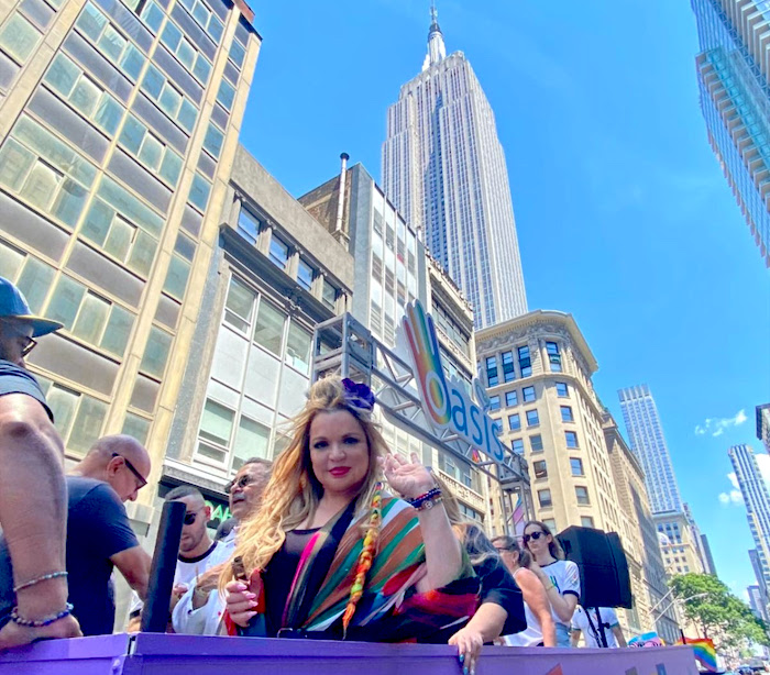 Oasis celebra el AMOR en desfile NYC PRIDE 2022