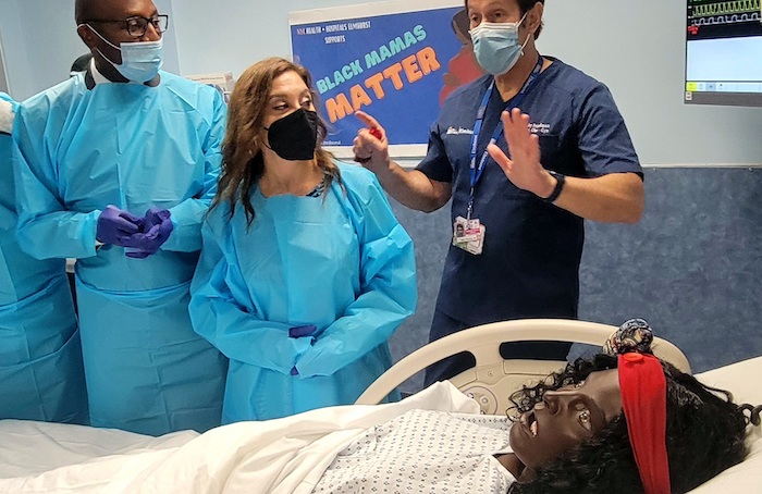 Maniquí contra mortalidad materna en Hospital Elmhurst