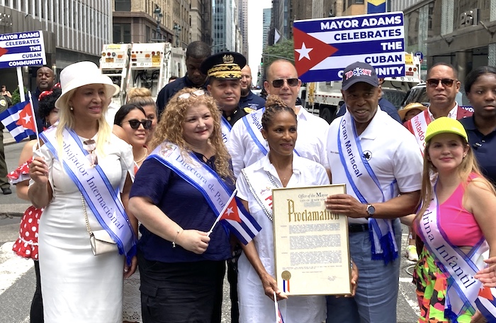 Desfile cubano por la unión de Latinos